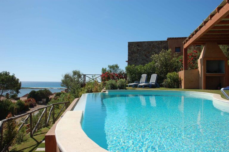 swimming-pool-2386261_1280