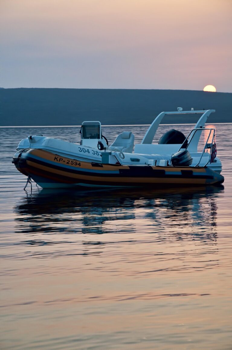 boat-2646811_1280