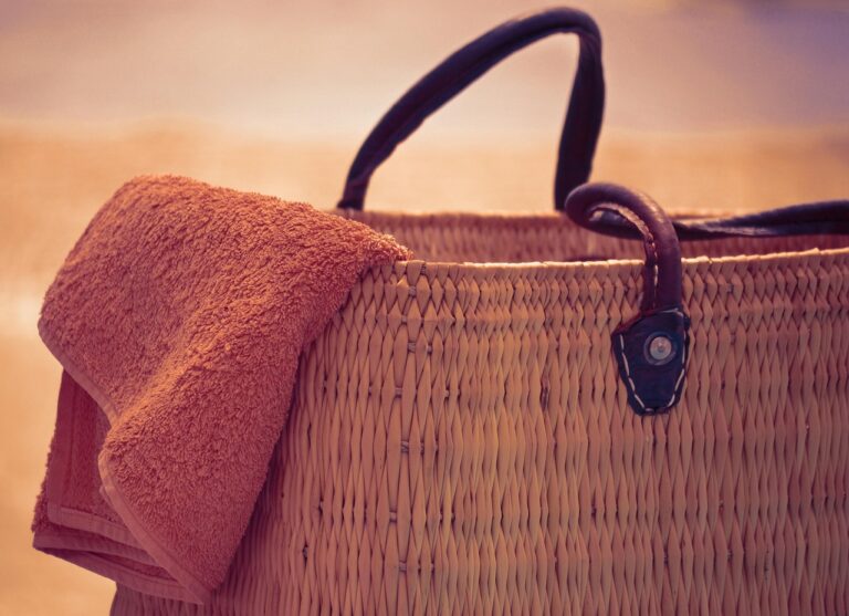 beach-bag-and-towel-2079846_1280