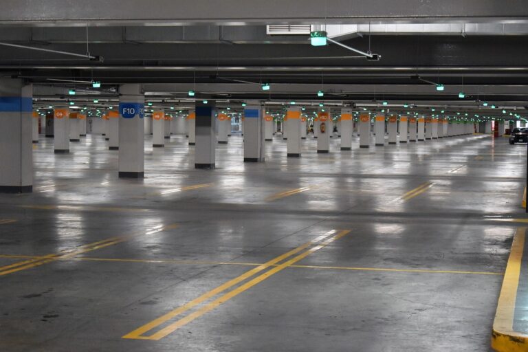 parking-lot-4455361_1280